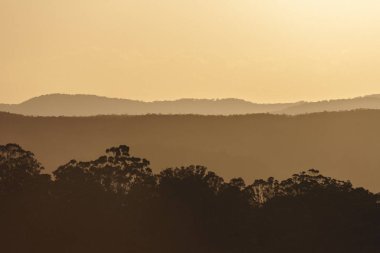 Sunshine Coast hinterland üzerinde güzel bir gün batımı. Mapleton Falls, Qld, Avustralya bulunan.