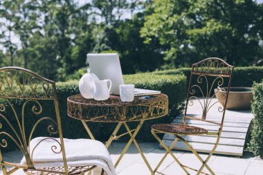 Açık bahçe office ayarı orman ve dağ manzaralı