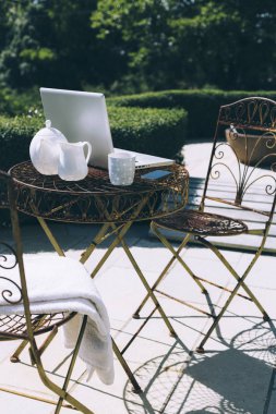 Açık bahçe office ayarı orman ve dağ manzaralı