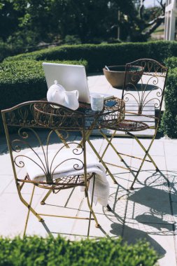 Açık bahçe office ayarı orman ve dağ manzaralı