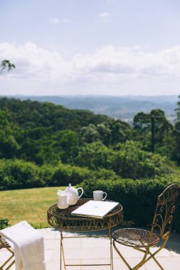 Açık bahçe office ayarı orman ve dağ manzaralı