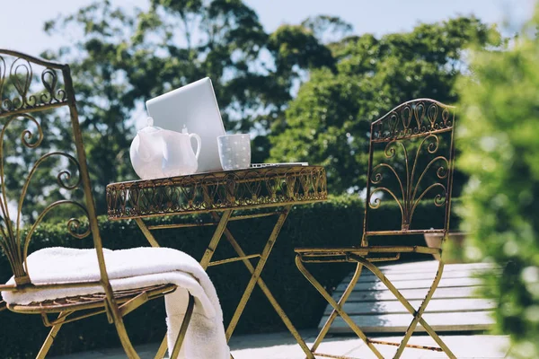 Outdoor Garten Büro Einstellung Mit Wald Und Bergblick — kostenloses Stockfoto