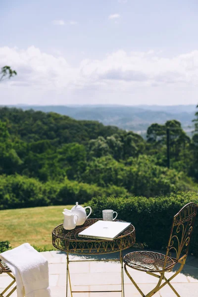 Açık bahçe office ayarı orman ve dağ manzaralı