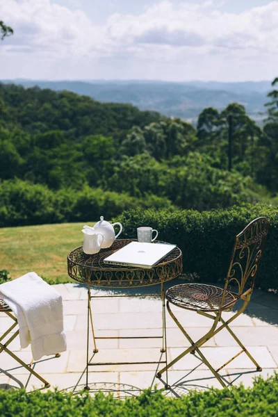 Açık bahçe office ayarı orman ve dağ manzaralı