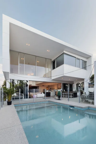 现代化的房子外观与游泳池 — 图库照片