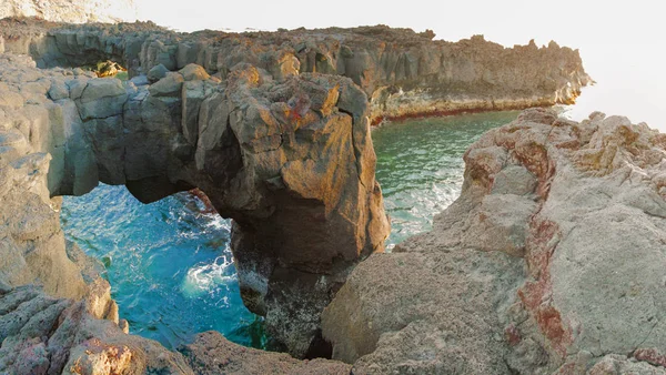 Ponta da Ferraria 'da volkanik kemer manzarası Sao Miguel Adası, Portekiz