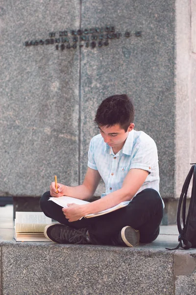 Dan Bir Anıt Üniversitesi Dışında Oturup Kitap Öğrenme Notlar Öğrenci — Stok fotoğraf