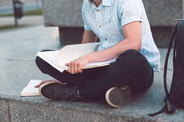 Estudiante Haciendo Las Notas Aprendiendo Libros Sentados Monumento Fuera Universidad — Foto de Stock