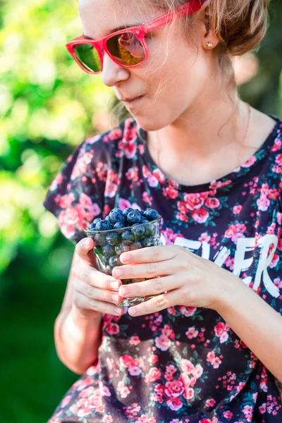 Happy Girl Enjoying Fresh Blueberries Outdoors Teenager Girl Wearing Flowery — Stock Photo, Image