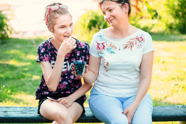 Chica Feliz Madre Disfrutando Los Arándanos Frescos Aire Libre Chica — Foto de Stock