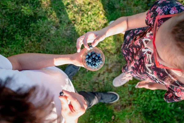 Fille Garçon Dégustant Les Bleuets Frais Extérieur Debout Dans Jardin — Photo