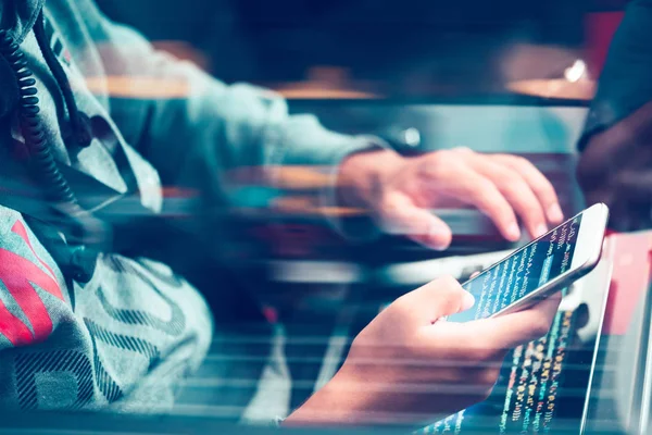Bilgisayar, smartphone kullanarak ve kodlama hacker parola ve özel verileri uzaktan araba çalmaya. Program kodu, Web sitesi geliştirme, uygulama bina, parola ve özel veri görüntüleyen ekranı