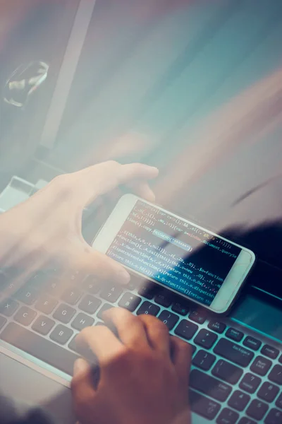 Hacker Menggunakan Komputer Smartphone Dan Coding Untuk Mencuri Password Dan — Stok Foto