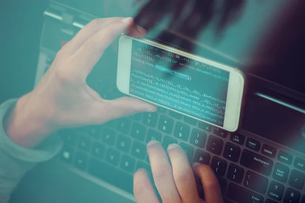Hacker Menggunakan Komputer Smartphone Dan Coding Untuk Mencuri Password Dan — Stok Foto