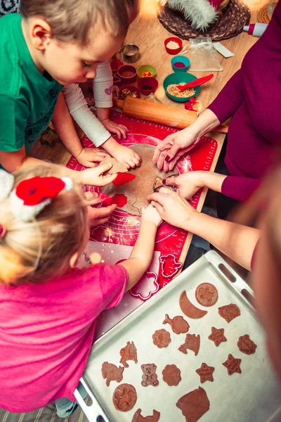 Baka Julkakor Christmas Pepparkakor Cookies Många Former Inredda Med Färgglada — Stockfoto