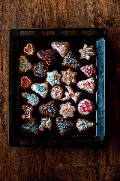 Weihnachten Lebkuchen Vielen Formen Mit Buntem Zuckerguss Verziert Bestreuen Zuckerguss — Stockfoto