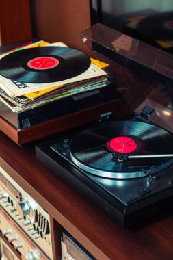 Dizi ses ekipmanları, pikaplar, amplifikatörler, radyo ve vinil kayıtlar