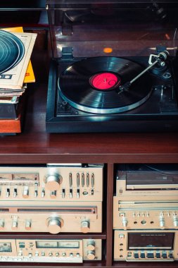 Dizi ses ekipmanları, pikaplar, amplifikatörler, radyo ve vinil kayıtlar