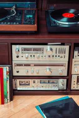 Dizi ses ekipmanları, pikaplar, amplifikatörler, radyo ve vinil kayıtlar