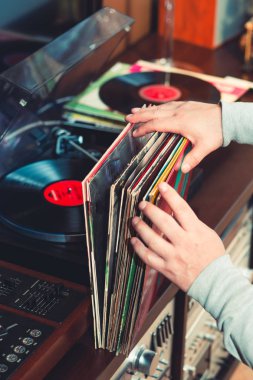 Dizi ses ekipmanları, pikaplar, amplifikatörler, radyo ve vinil kayıtlar