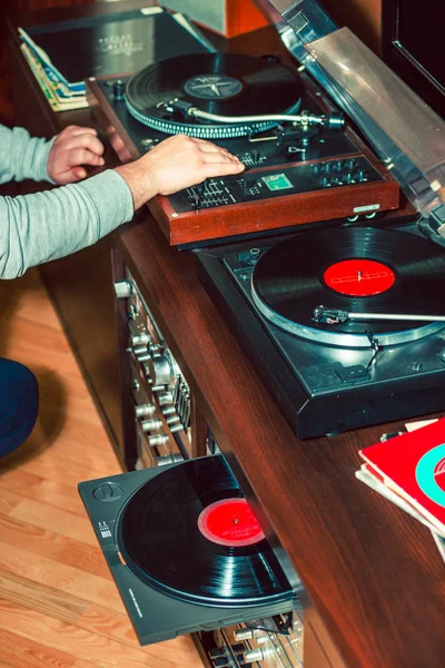 Uppsättning Skivspelare Förstärkare Ljudutrustning Radio Och Vinyl Records — Stockfoto