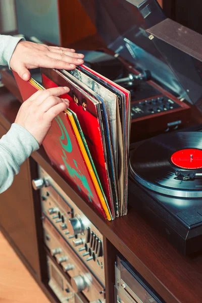 オーディオ機器 レコード プレーヤー アンプ ラジオとレコード セット — ストック写真