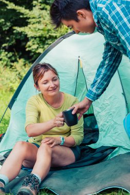 Bir tatil kamp üzerinde harcama. Açık yemek hazırlama