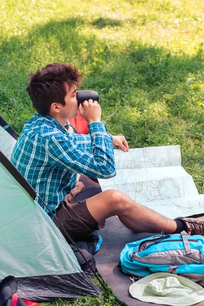 Потратить Отпуск Кемпинг Молодой Человек Планирует Следующее Путешествие Пить Кофе — стоковое фото