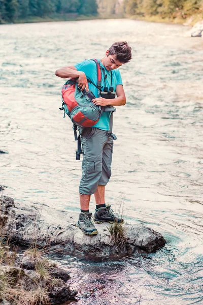 Мальчик Достает Кружку Открытом Воздухе Взять Чистую Воду Реки Стоит — стоковое фото