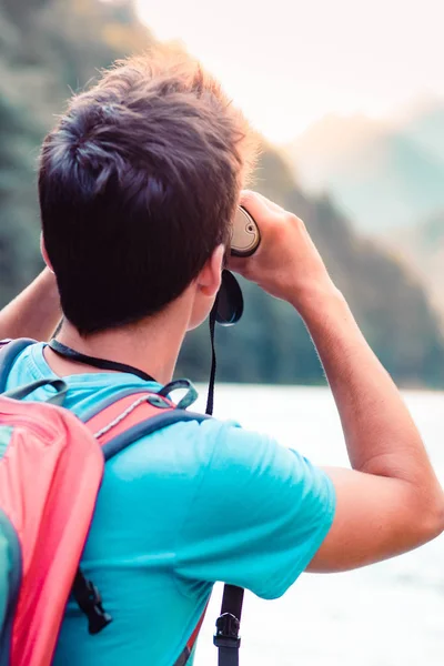 Unga Turist Med Ryggsäck Ser Genom Kikare Bergstoppar Står Klippa — Stockfoto