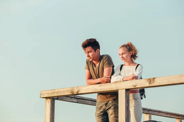 Happy Glimlachend Paar Jonge Vrouw Man Zit Een Pier Zee — Stockfoto