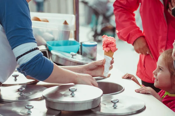 Niña Esperando Helado Mamá Comprando Helado Hijita Una Tienda Dulces —  Fotos de Stock