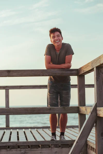 Lachende Gelukkig Jonge Man Permanent Een Pier Zee Tijdens Zomer — Stockfoto