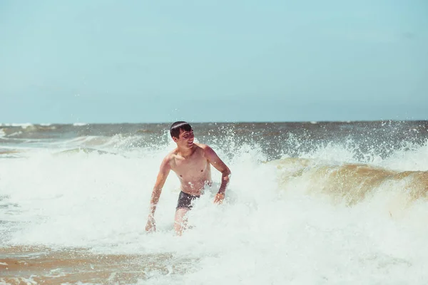 Joven Disfrutando Las Altas Olas Mar Durante Unas Vacaciones Verano — Foto de Stock