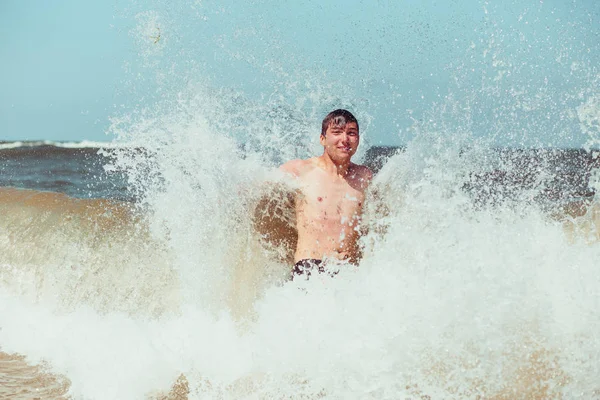 Joven Disfrutando Las Altas Olas Mar Durante Unas Vacaciones Verano — Foto de Stock