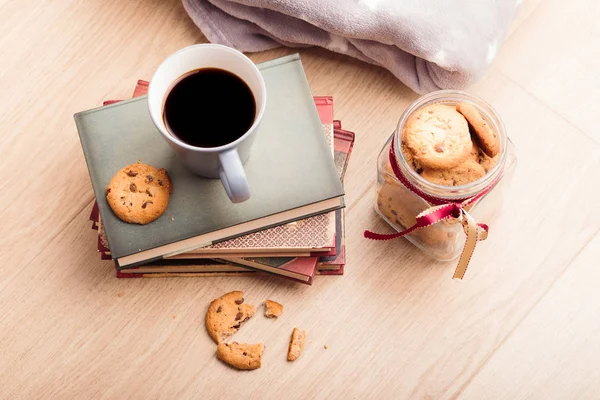 Několik Knih Šálkem Kávy Soubory Cookie Dřevěnou Podlahu — Stock fotografie