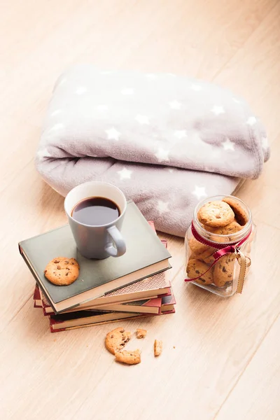 Několik Knih Šálkem Kávy Soubory Cookie Dřevěnou Podlahu — Stock fotografie