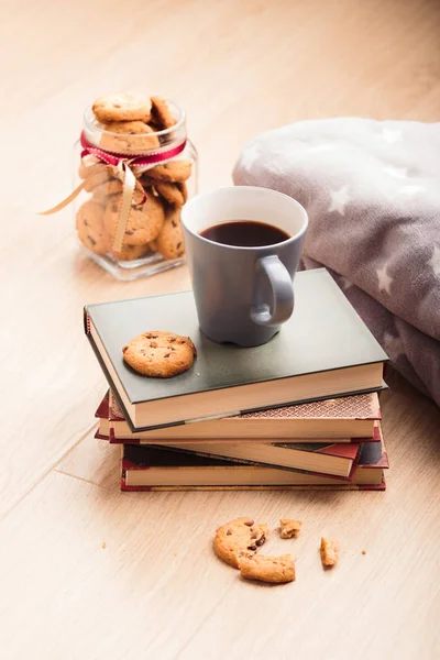 Několik Knih Šálkem Kávy Soubory Cookie Dřevěnou Podlahu — Stock fotografie