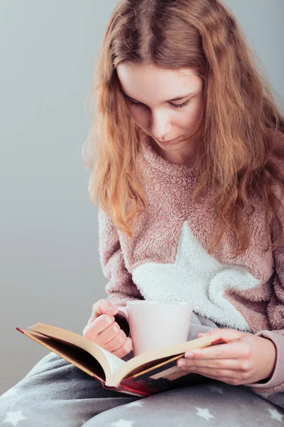 Chica Disfrutando Lectura Libro Beber Café Casa Mujer Joven Sentada —  Fotos de Stock