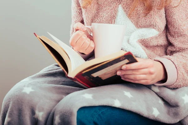 Chica Disfrutando Lectura Libro Beber Café Casa Mujer Joven Sentada —  Fotos de Stock