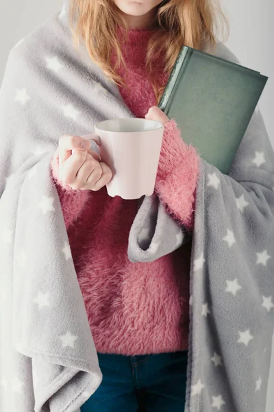 Disfrutando Del Café Leyendo Libro Jovencita Sosteniendo Libro Taza Café — Foto de Stock