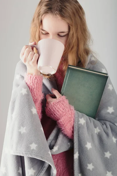 Disfrutando Del Café Leyendo Libro Jovencita Sosteniendo Libro Taza Café — Foto de Stock