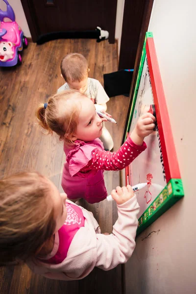 Niños Dibujando Imágenes Aprendiendo Cartas Jugando Juntos Usando Pizarra Blanca — Foto de Stock