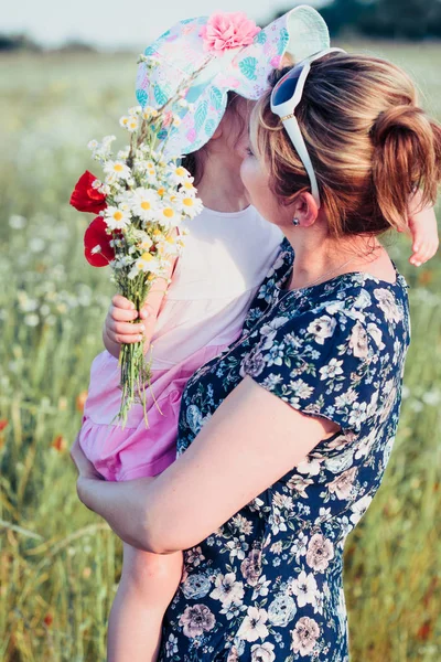Moeder en haar dochtertje op het gebied van wilde bloemen — Stockfoto