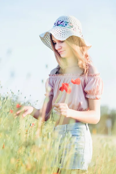 Menina bonita no campo das flores silvestres — Fotografia de Stock