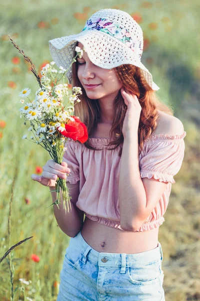 Menina bonita no campo das flores silvestres — Fotografia de Stock