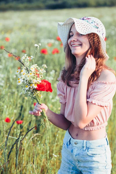 Menina bonita no campo das flores silvestres — Fotografia de Stock