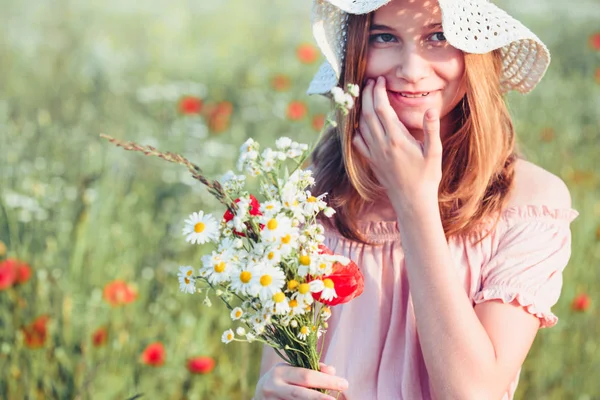 Menina bonita no campo das flores silvestres — Fotografia de Stock