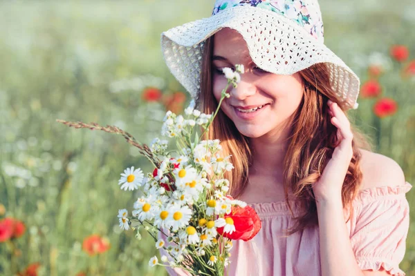 Beautieful young girl in the field of wild flowers — Stock Photo, Image