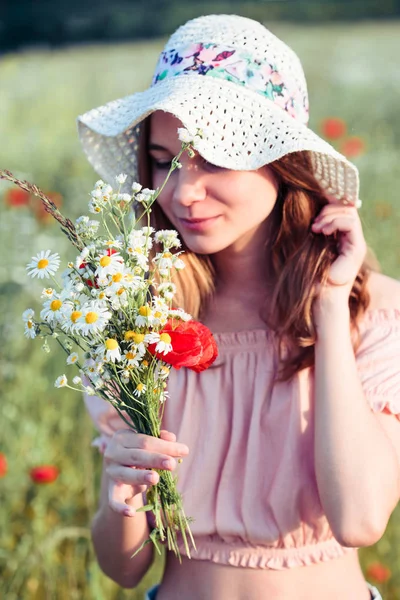 Beautieful young girl in the field of wild flowers — Stock Photo, Image